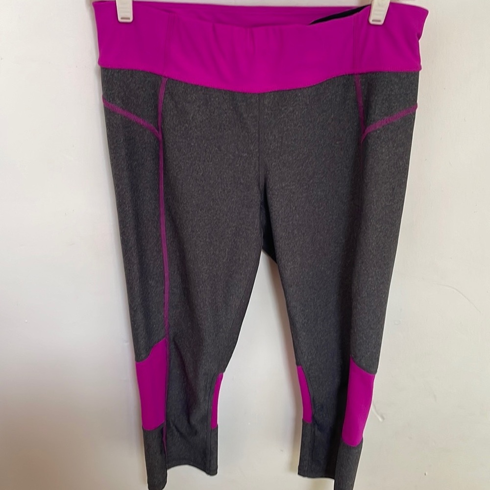 3/$10 Xersion cropped yoga pants